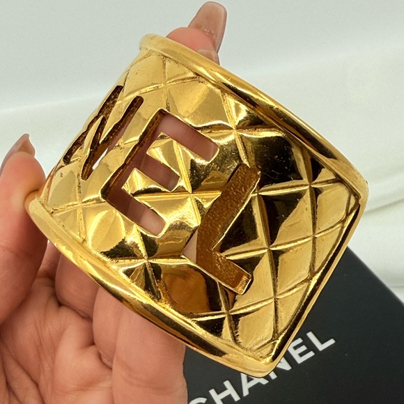 CHANEL Gold Quilted Cut Out Logo Statement Cuff, 1980s - Picture 13 of 15